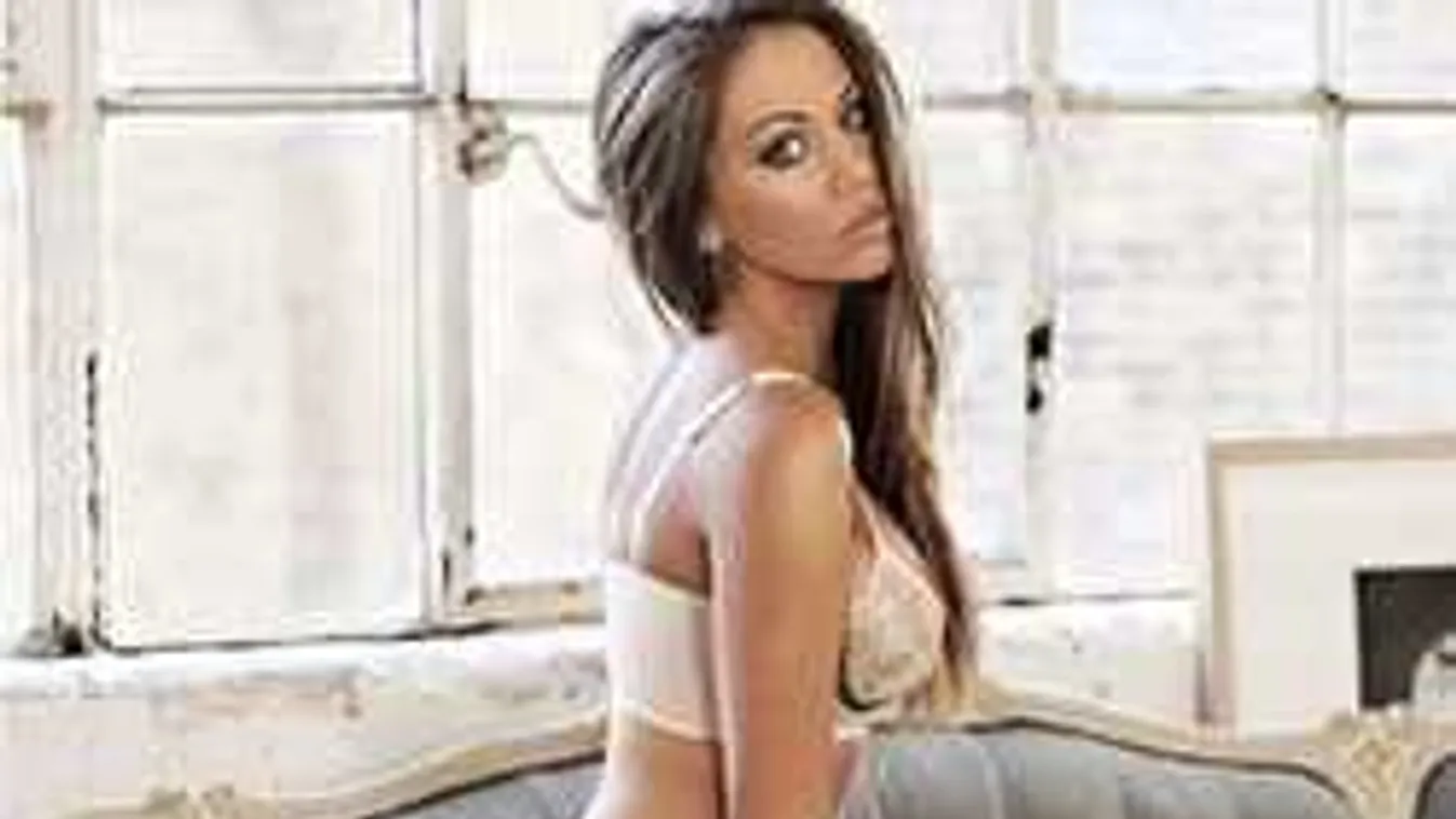 Se bugyi, se más: pucérra vetkőzött a nagy mellű szurkolólány