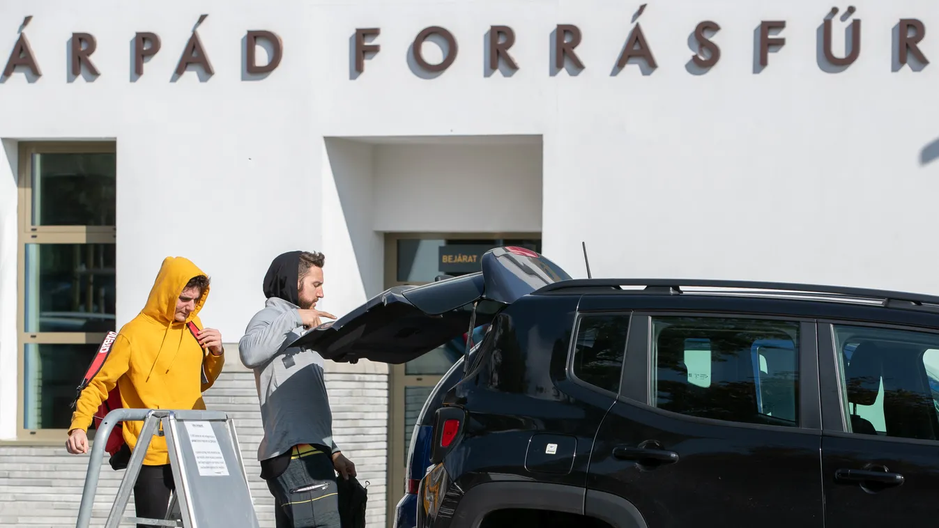 Lefotóztuk őket! Shane Tusup egy budapesti áruházban edzi az úszóit