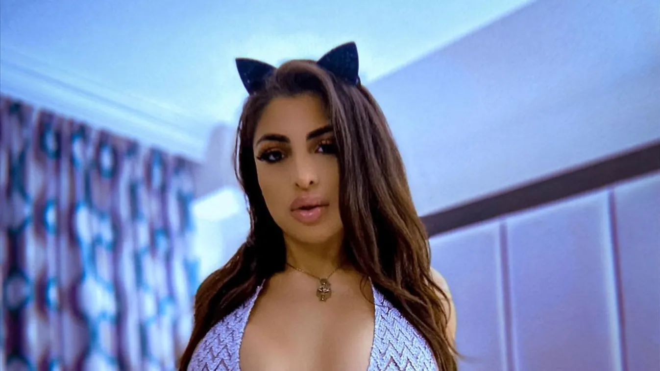 Az arcodba tolja meztelen habos popóját a tűzrőlpattant latin leányka