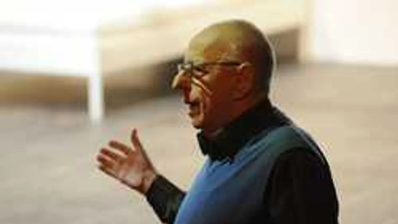 Szörnyű baleset, lezuhant a színpadról a Jászai Mari-díjas színész