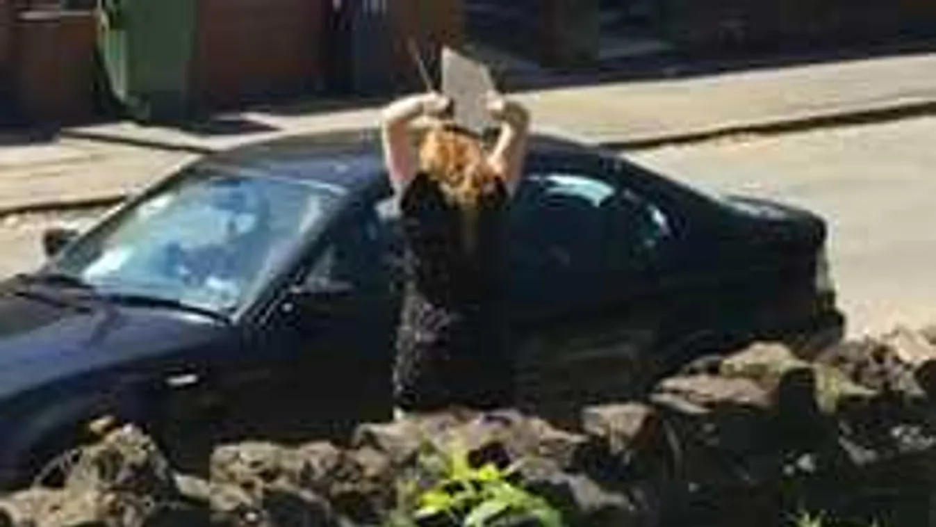 Bosszúból ripityára törte a lány a barátja BMW-jét