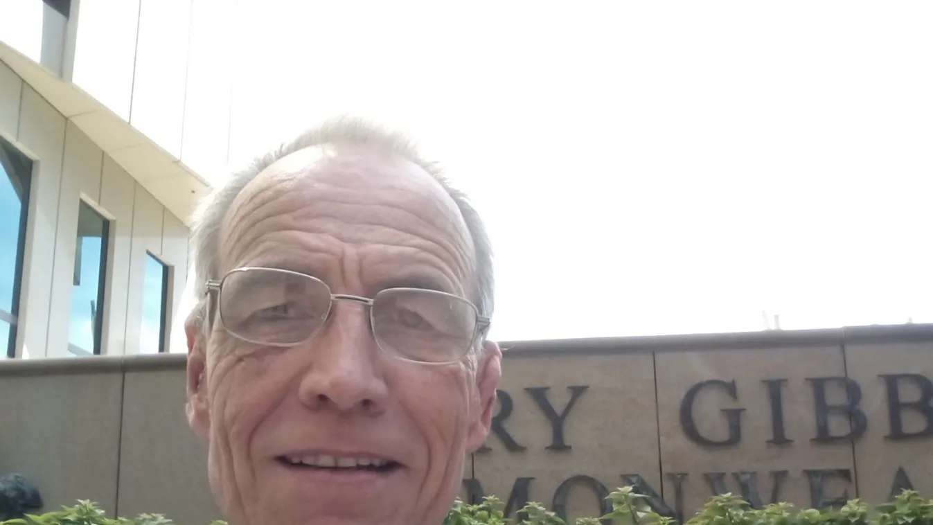 A magát csak Simon hercegnek nevező férfi szerint ő Károly herceg elsőszülött fia