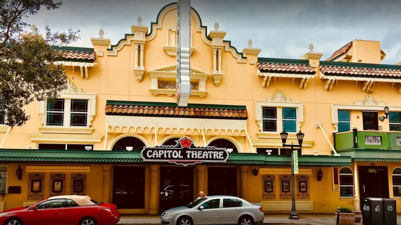 Botrány a színháznál: meztelenül pajzánkodott a pár, gyerekek is látták