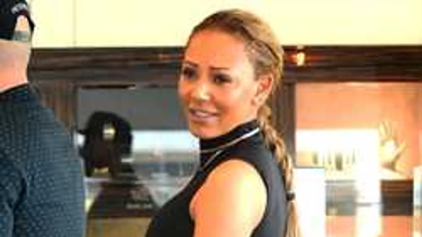 Egyszerre hárman vették kezelésbe a meztelen sztáranyukát