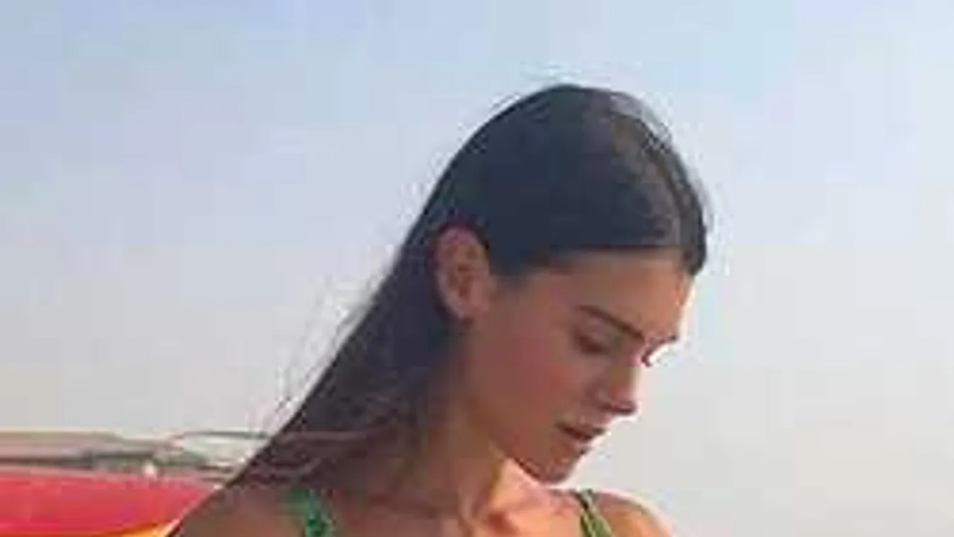 Széttárt lábakkal pózol az olasz modell