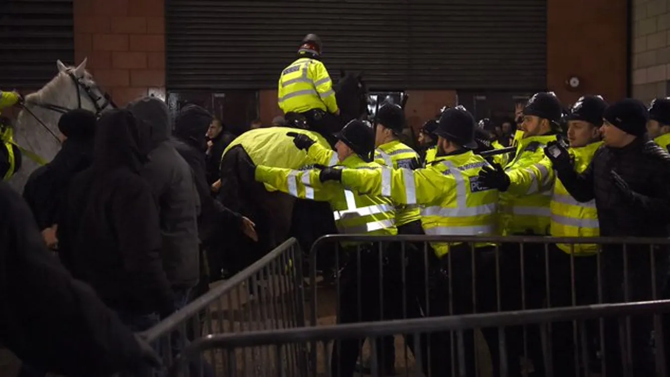 Verekedés a BL-meccsen, gumibotokkal tettek rendet