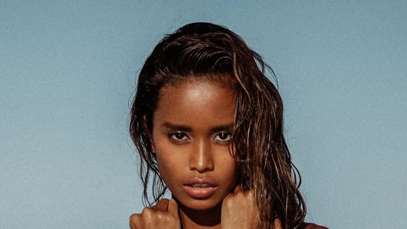 Együtt nudizott az erkélyen két ikercsaj