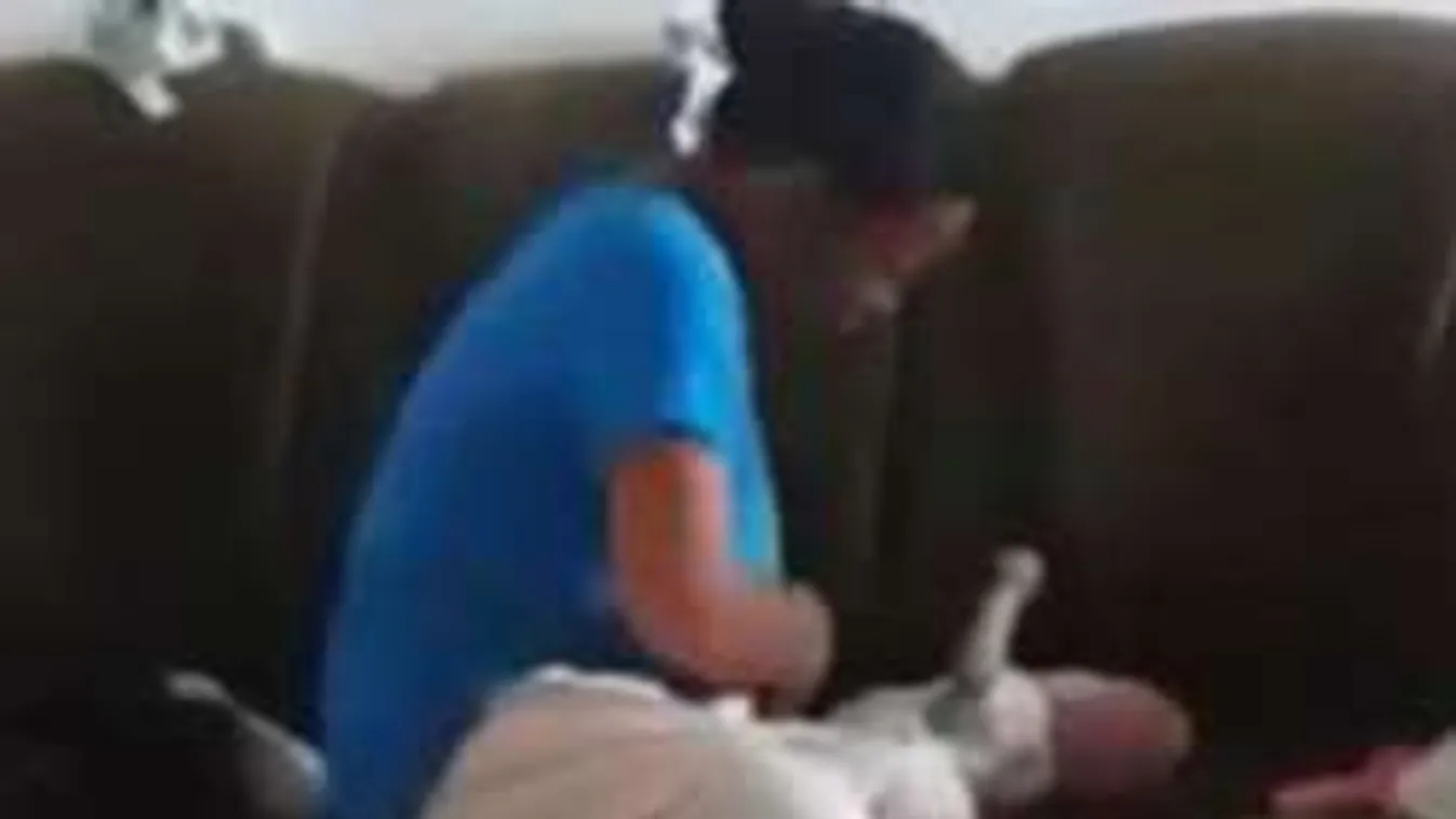 Megrázó videó: Megállás nélkül pofozza kisbabáját a nő