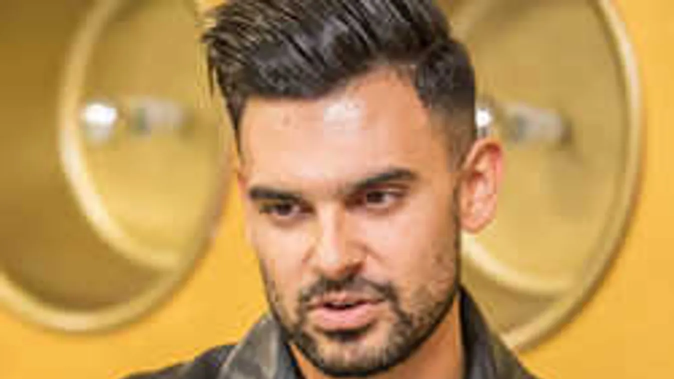 Lelépett a magyar énekes: nem hiszed el, hova utazott