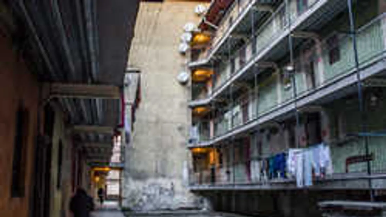 Megnéztük, mire elég a kerítés: ez történik most a Hős utcában