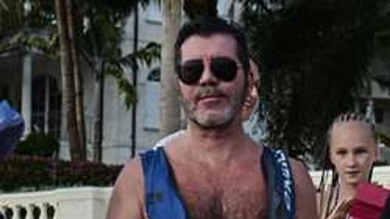 Ezek a mellek kényeztették karácsonykor Simon Cowell-t