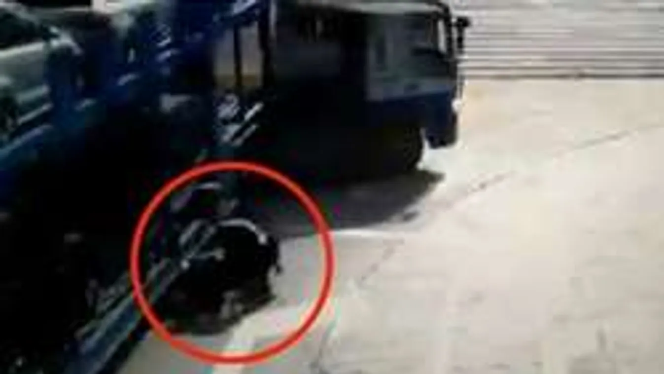 Kamion alá került a kisgyerek, de sértetlenül megúszta