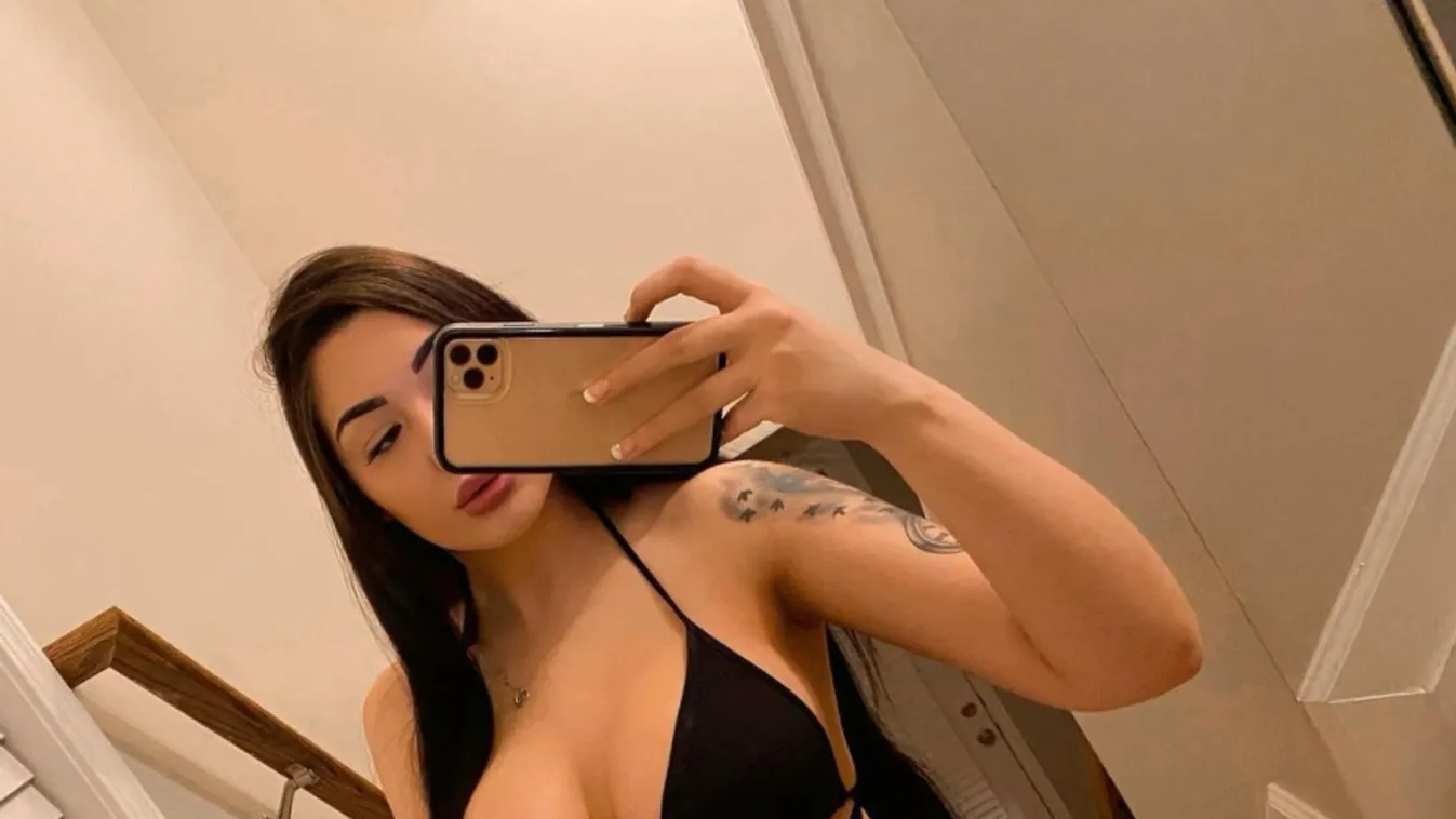 Pornózni kezdett a szexi banki ügyintéző, odáig van az új munkájáért