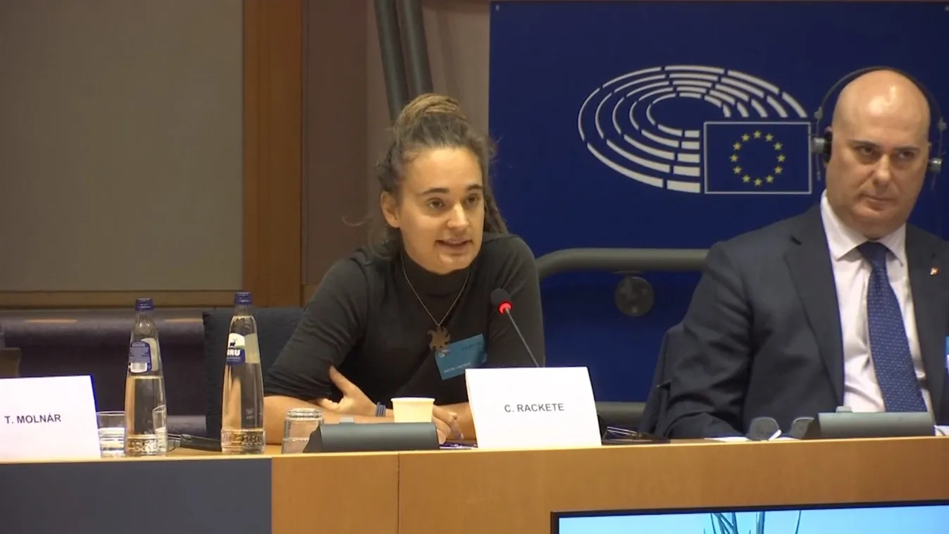 Gyilkos migránsokat hozott Európába, álló ovációt kapott Brüsszelben