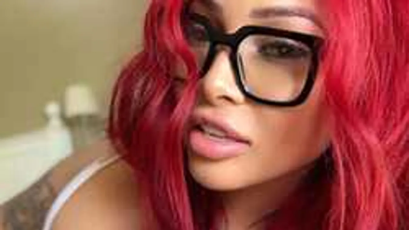 Majdnem mindene kilógott teniszezés közben a gigamellű színésznőnek