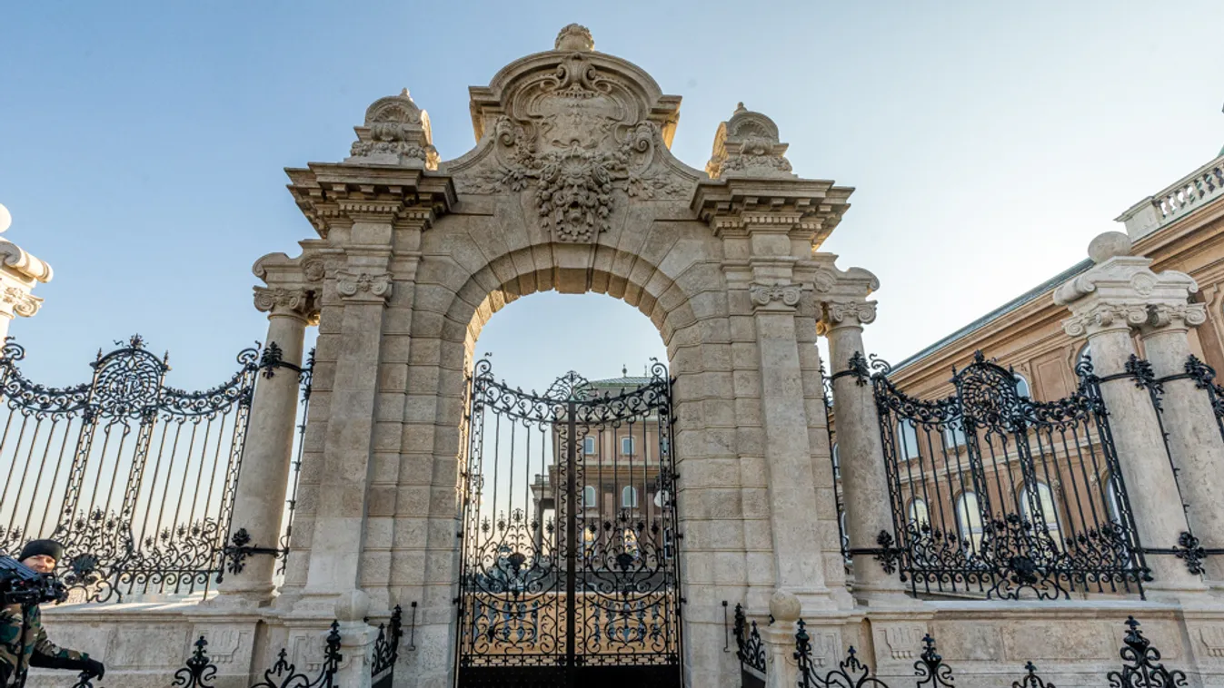 Így újult meg a Habsburg-kapu és a Halászó gyerekek kútja