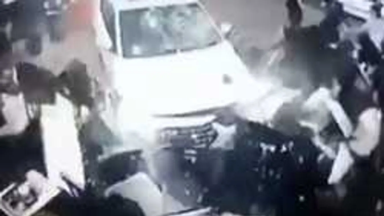 Megrázó felvétel: zsúfolt kávézóba hajtott egy autó!