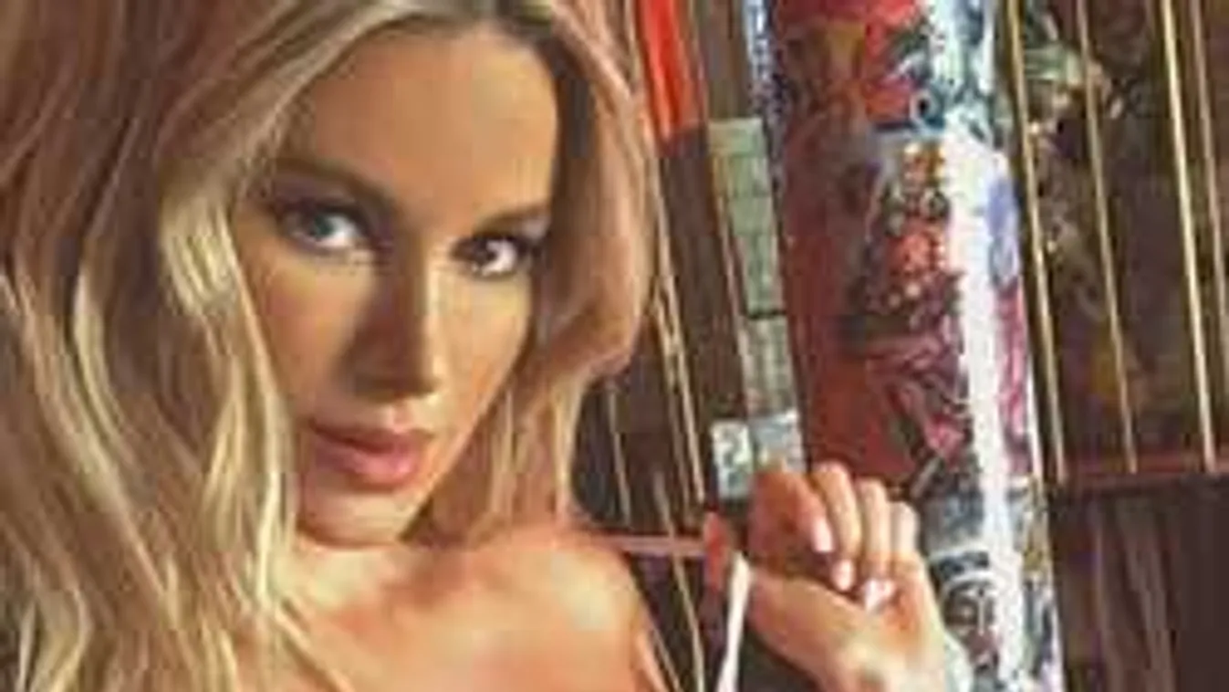 Ettől a géped is lefagy: melltartó nélkül fotózták a nagymellű modellt