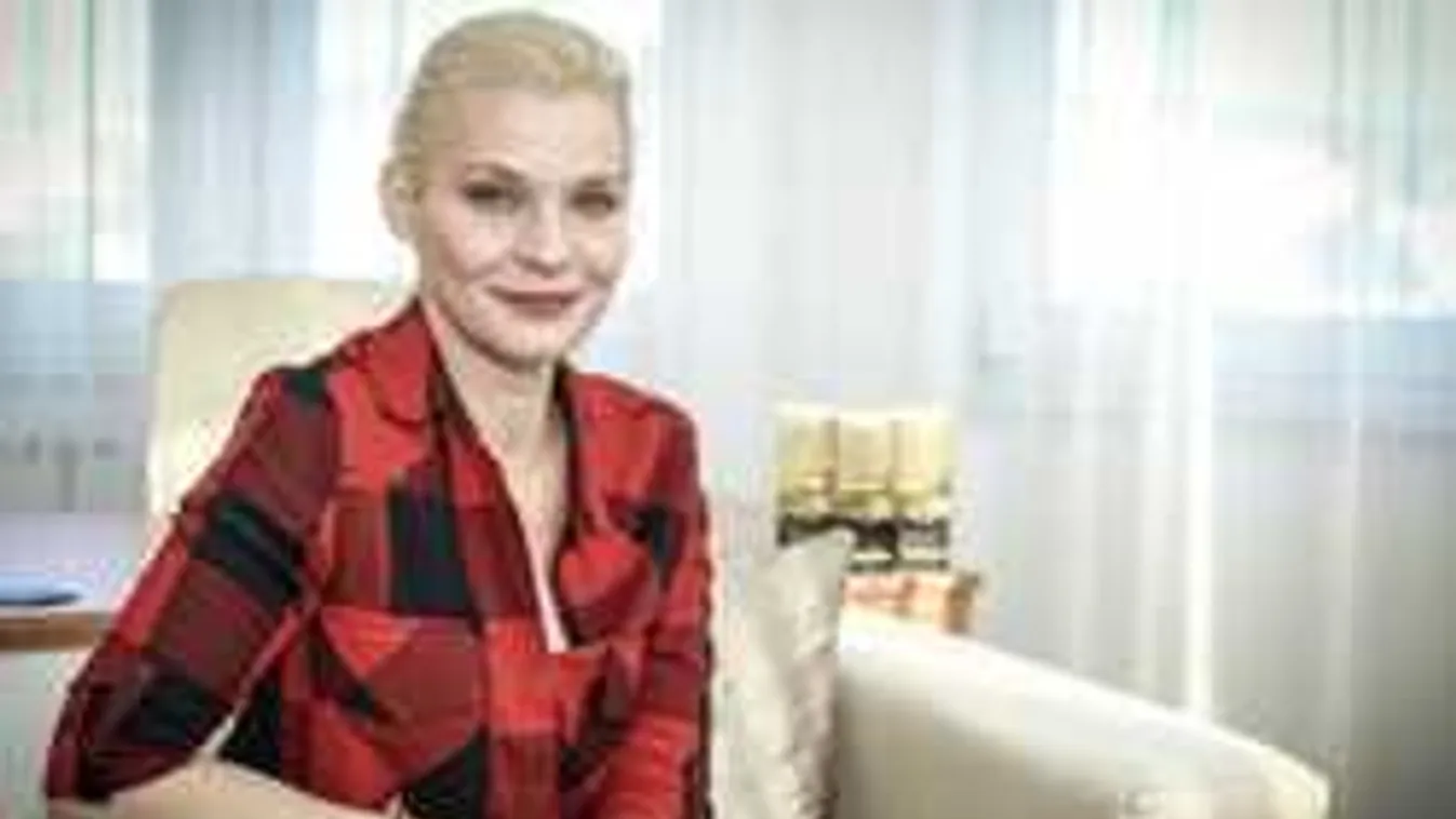 Lilu kivirult, büszkén mutatta meg gömbölyödő pocakját