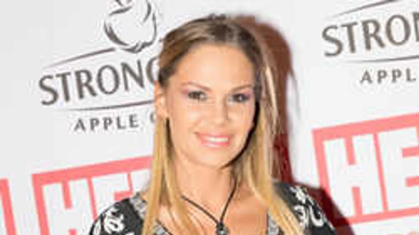 Bombázóriadó: Együtt pózol Weisz Fanni és Dundika