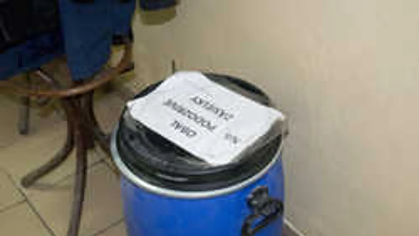 Riadalom a postán: Fehér por szóródott ki egy gyanús küldeményből