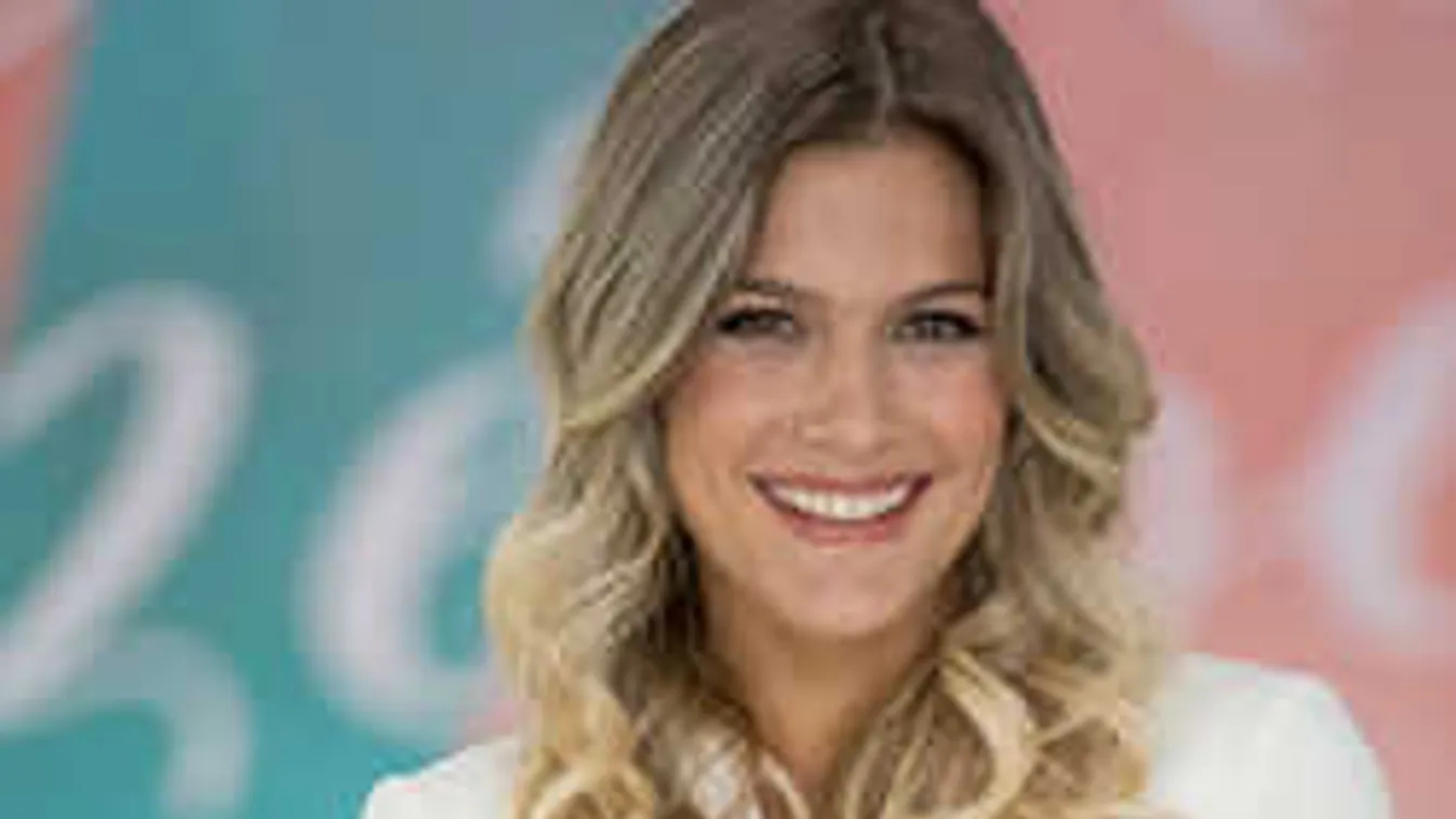 Levetkőzött Weisz Fanni, így néz ki a medencében