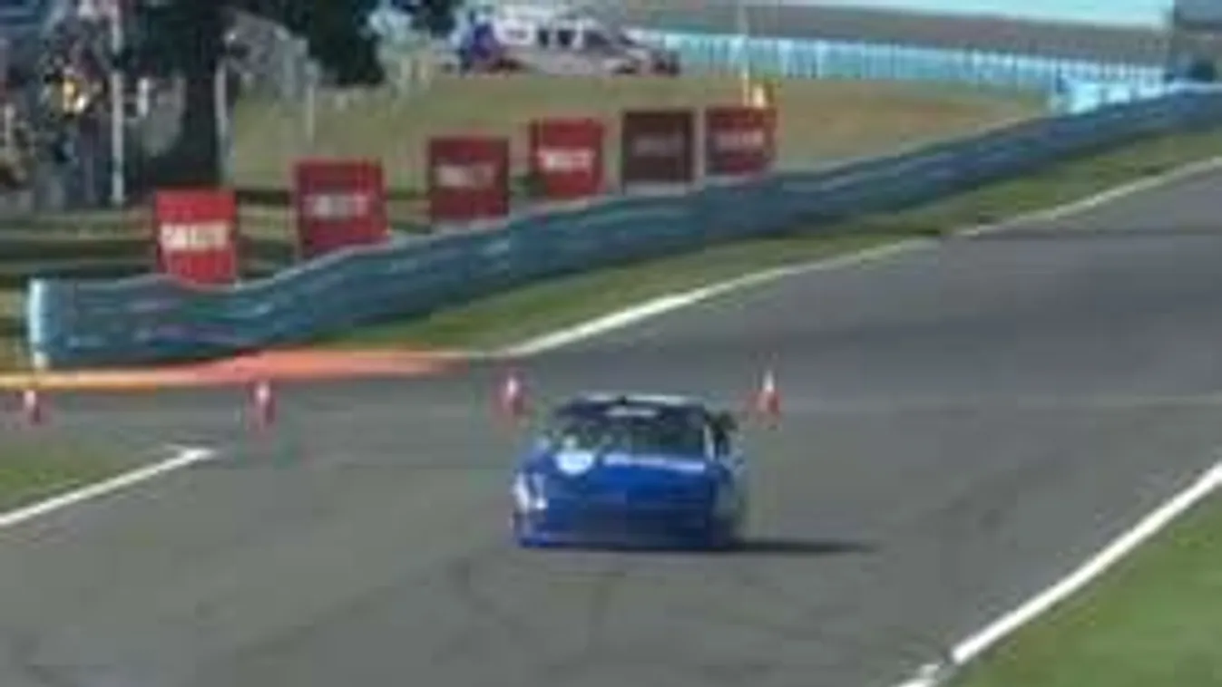 Brutális! A pilóta arcába robbant az autó!