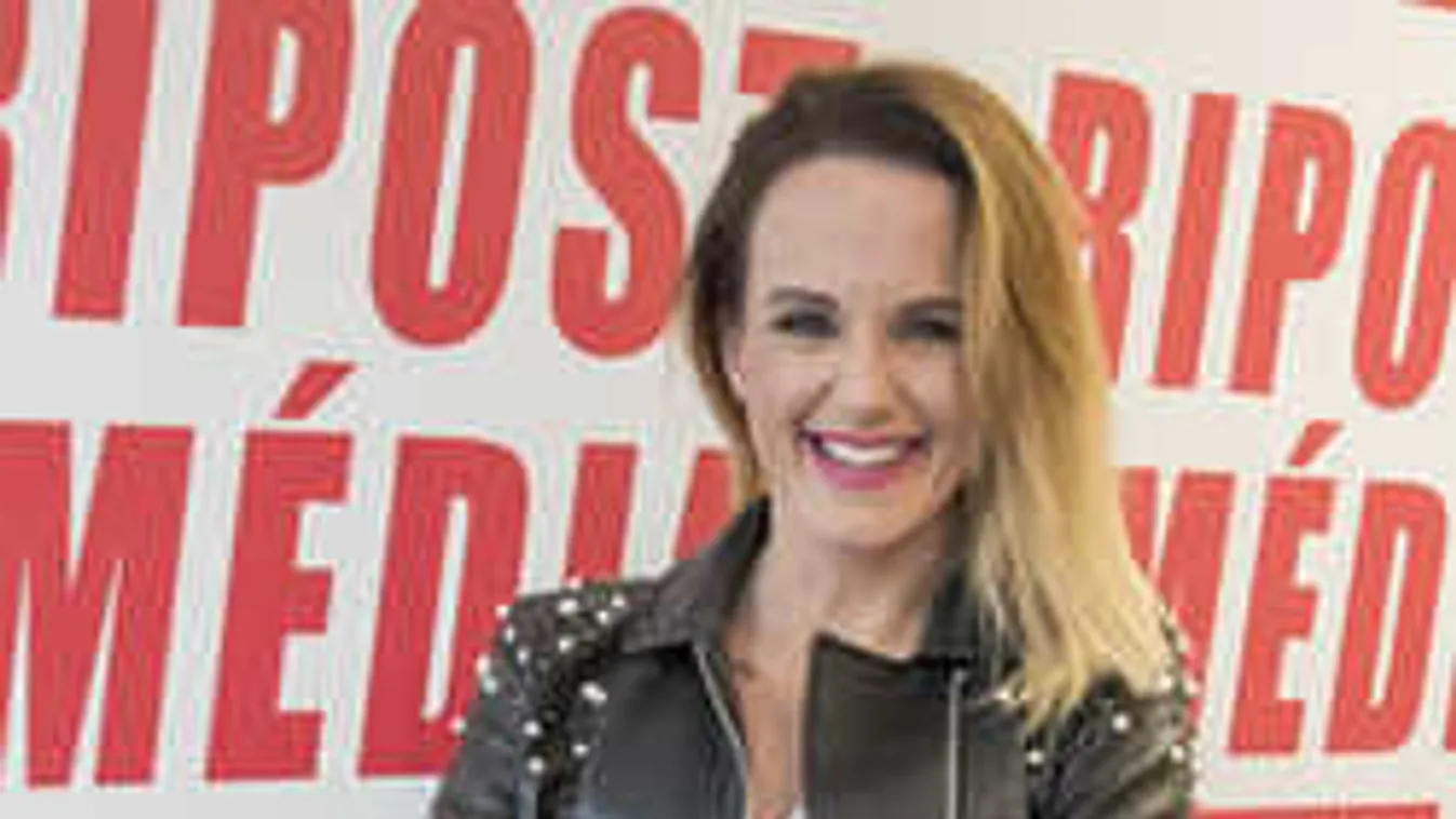 Hűha, ez nagyon szexi: átlátszó csipkében fotózták a magyar énekesnőt