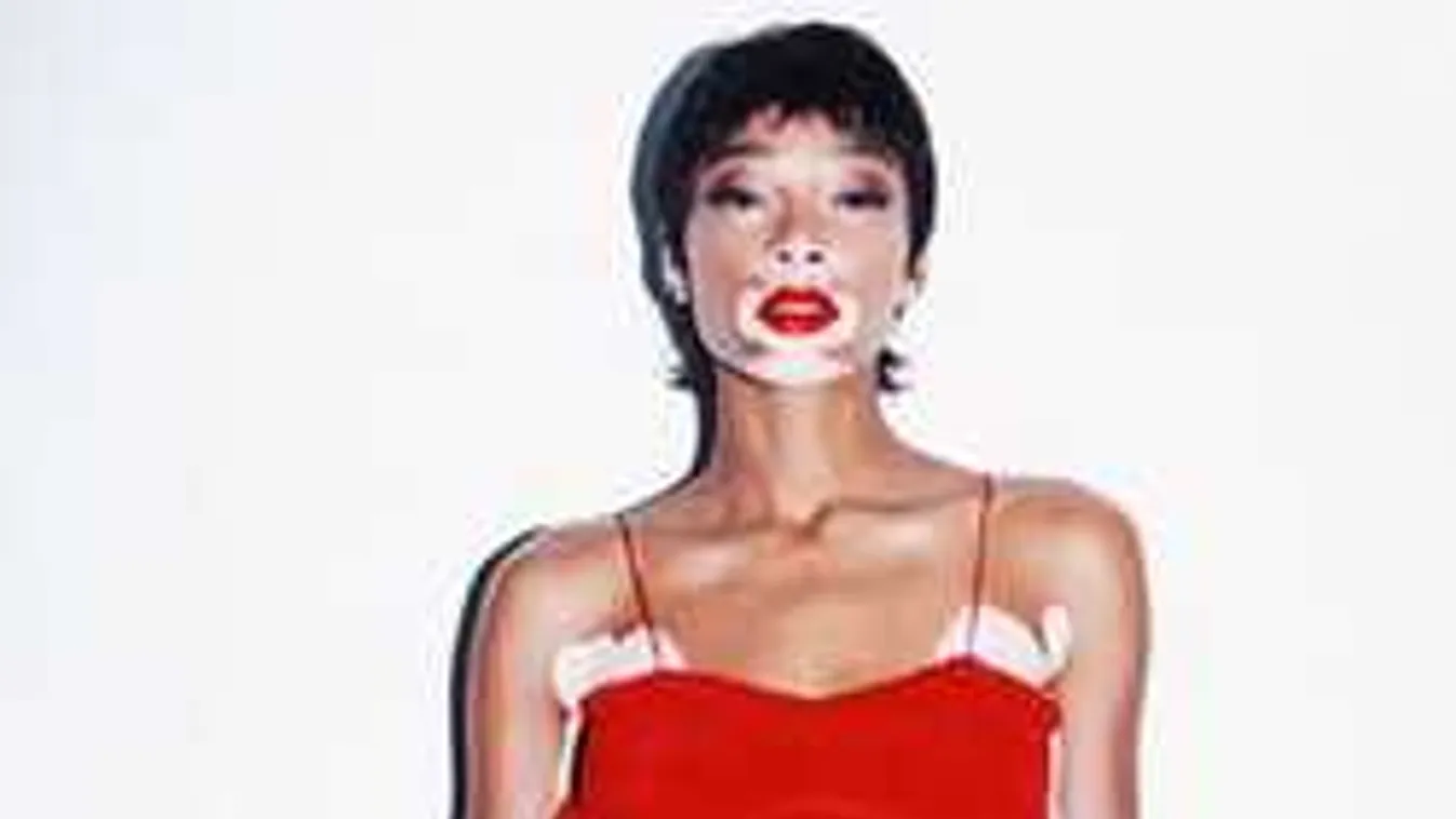 Egy szál bugyiban pózolt a különleges betegségben szenvedő modell