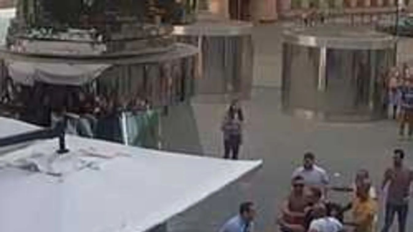 Muzulmán turisták félholtra vertek egy pincért Prágában! - Videó