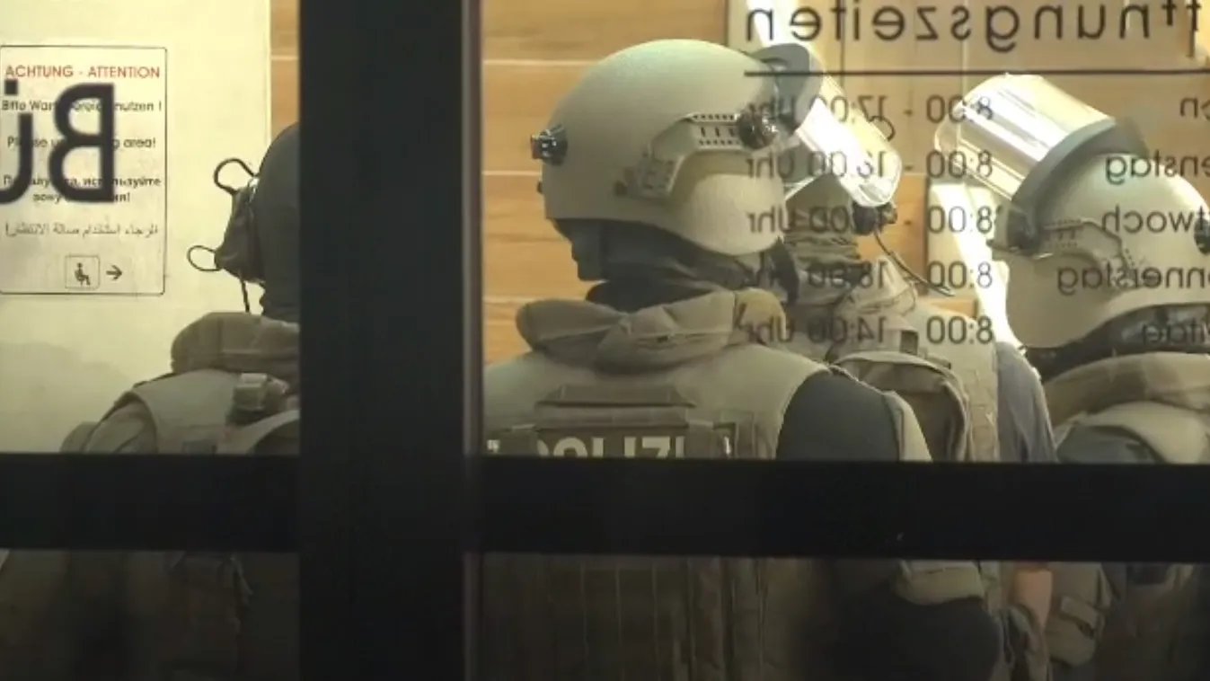 Túszul ejtettek egy két hónapos csecsemőt a bevándorlási hivatalban