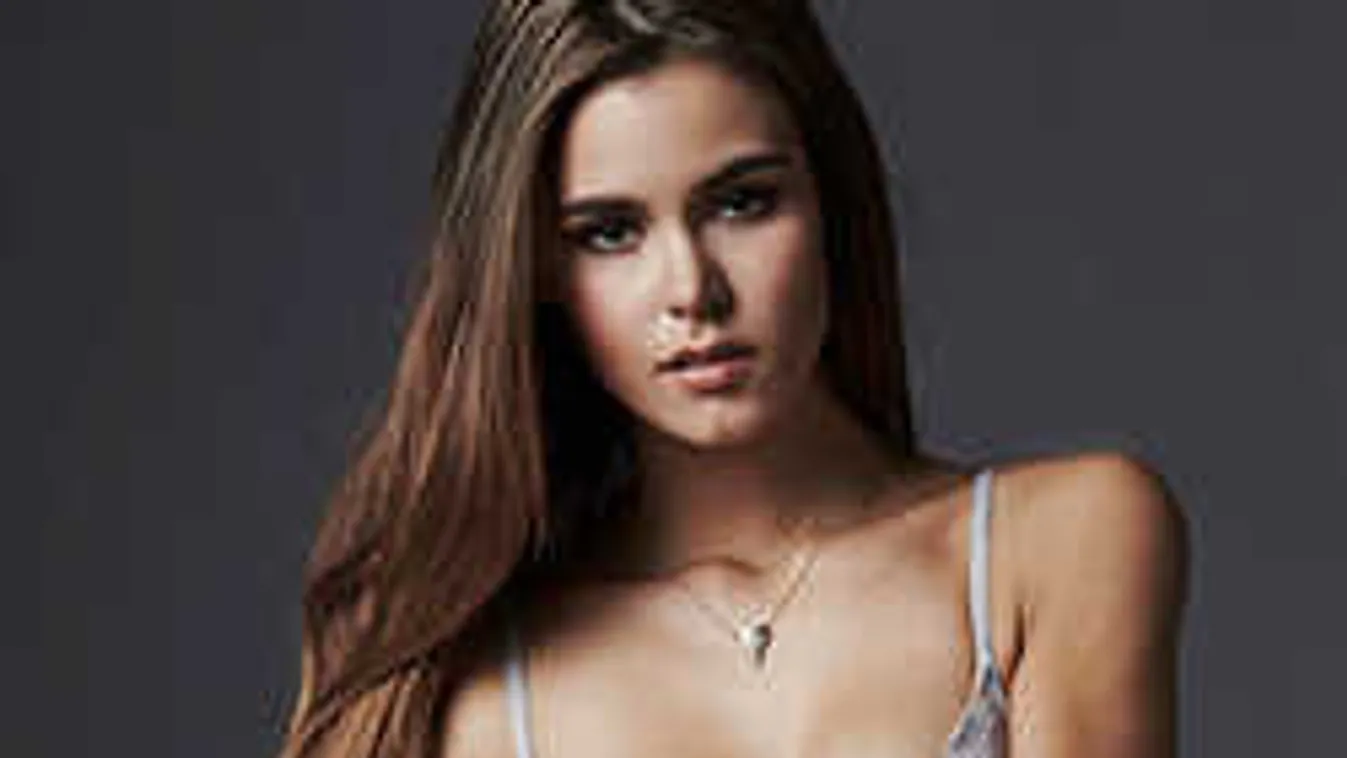 Egy ház tetején meztelenkedett a fiatal modell, a fél város ráláthatott!