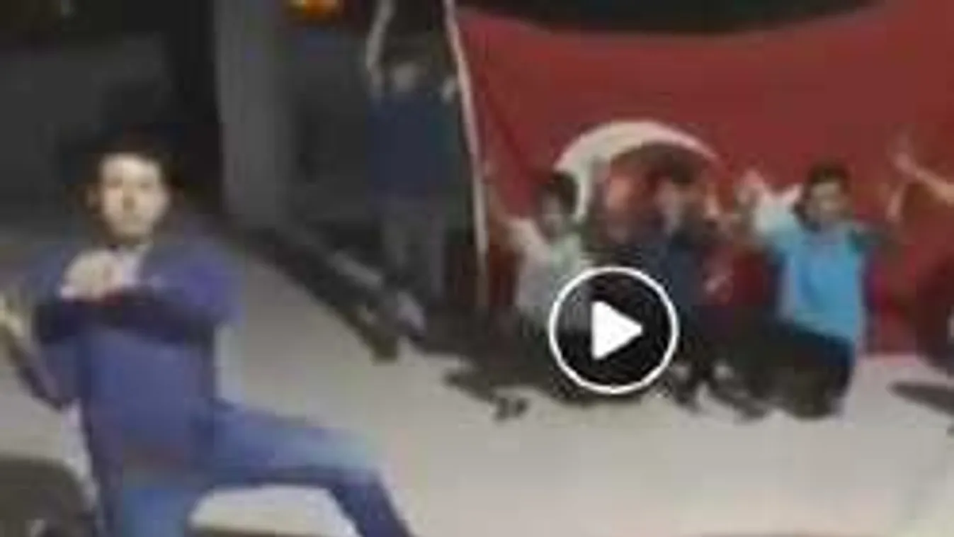 Török bosszú! Kalapáccsal törik össze az amerikai iPhone-jaikat! Videó