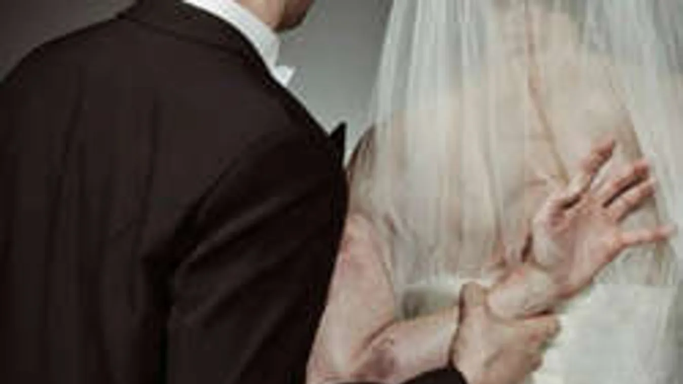 Összevert nő a villamoson! Te segítenél? Miért nem teszed?