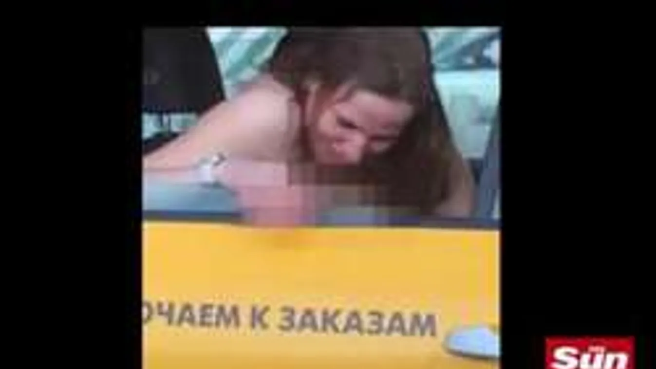 Teljesen meztelenül szexelt a taxi hátsó ülésén az orosz nő, levideózták!