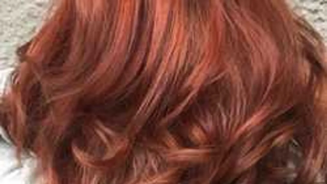 Igazi bombázó leszel a tél hajszínével: rózsaréz a legszexibb divat!