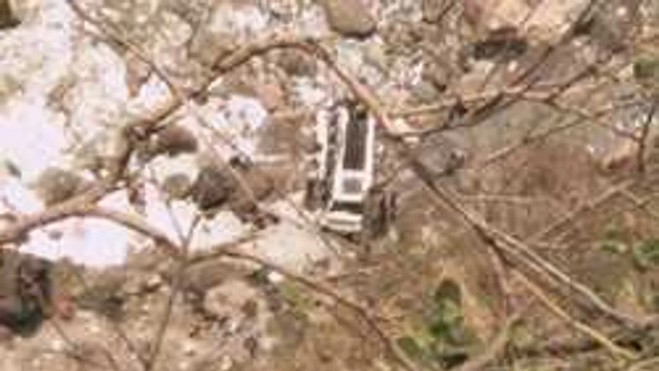 Borzasztó tragédia, lezuhant a hídról egy busz, gyerekek is meghaltak