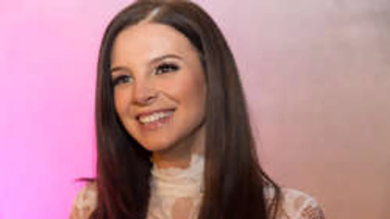 Szexi csipkébe préselte formás melleit Sarka Kata