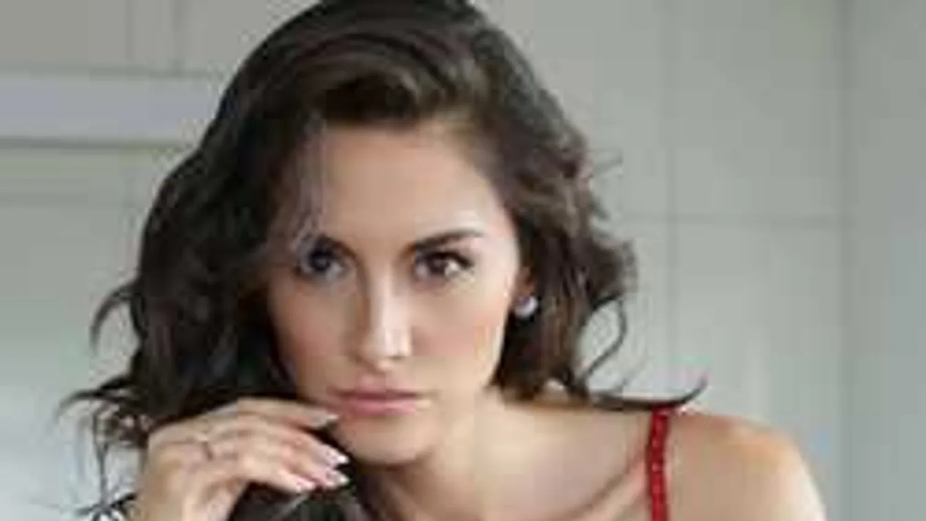 Bikiniben mutatta meg hatalmas melleit a magyar sztár felesége