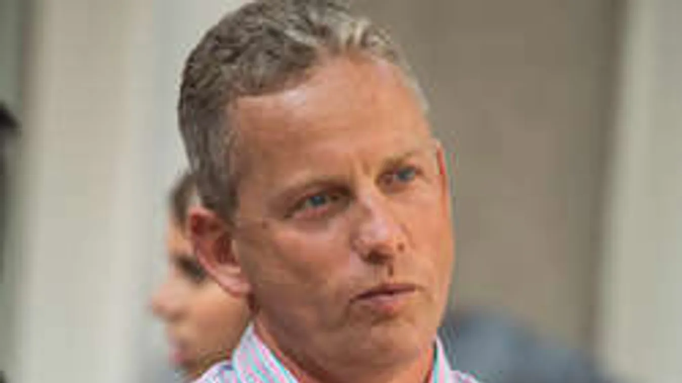 Beteglelkű pedofil él vissza Schobert Lara nevével!