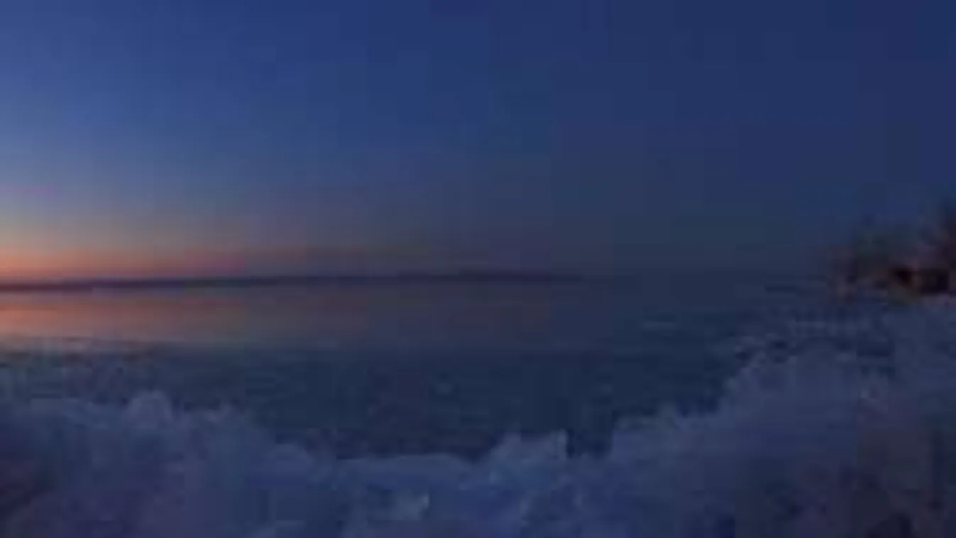 Nem merült el a telefonja, így úszta meg a fagyos Balatonba esett férfi