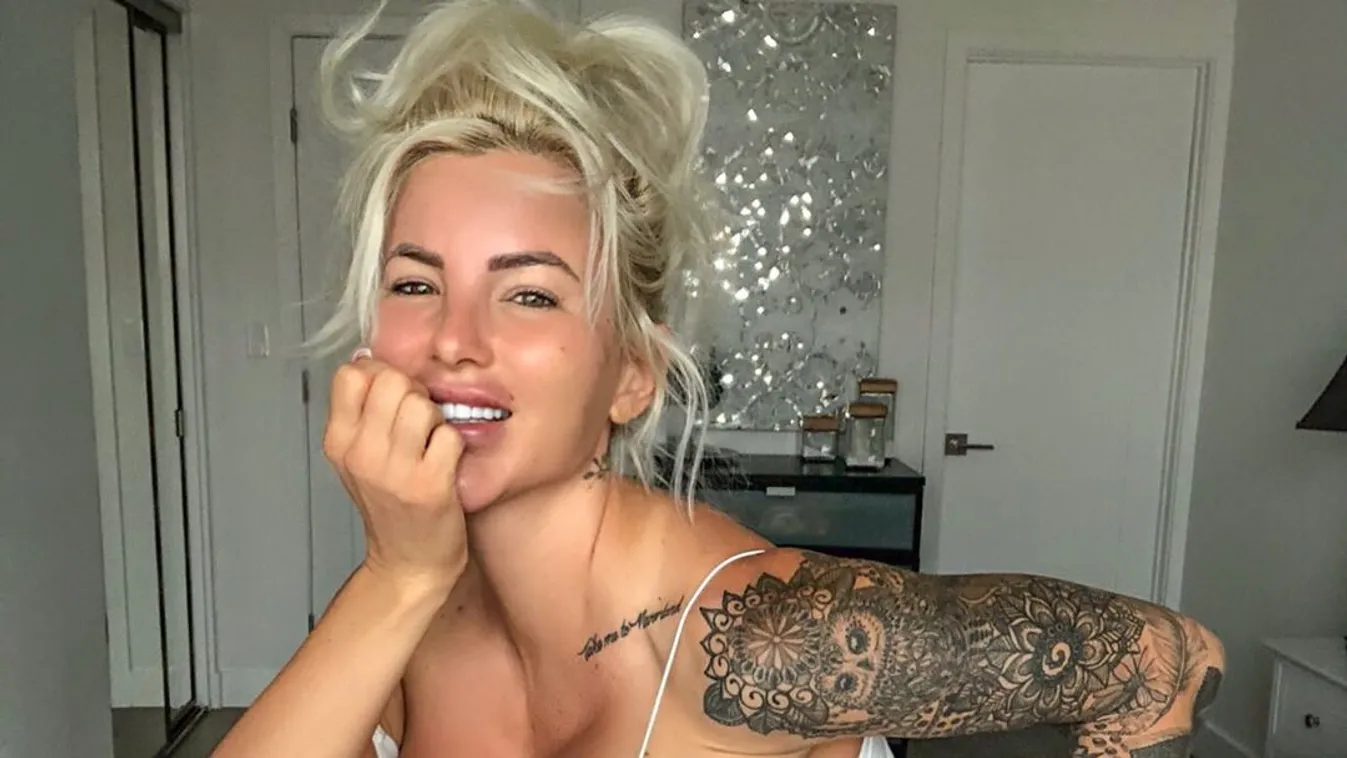 Őrületes pózban húzza félre a bugyiját a brutál mellű bombázó