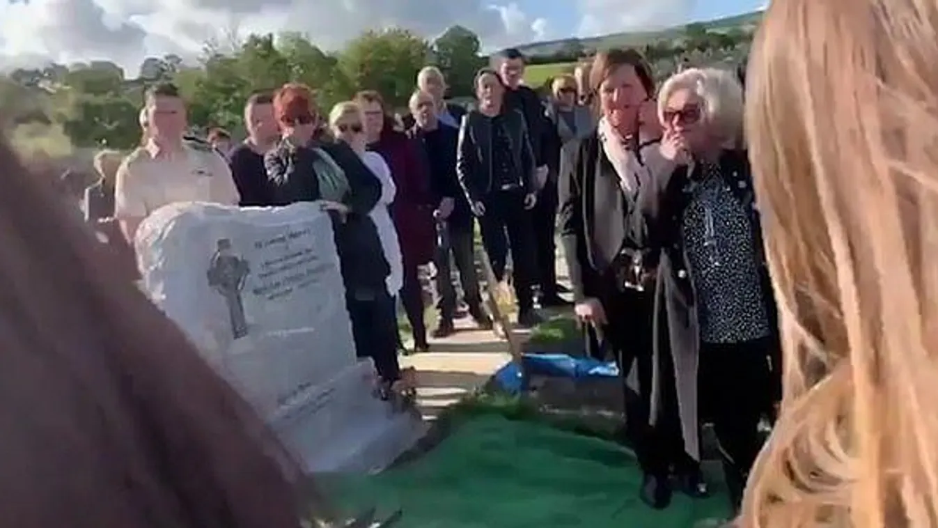 Sokkot kaptak a gyászolók: Megszólalt a halott a temetésen
