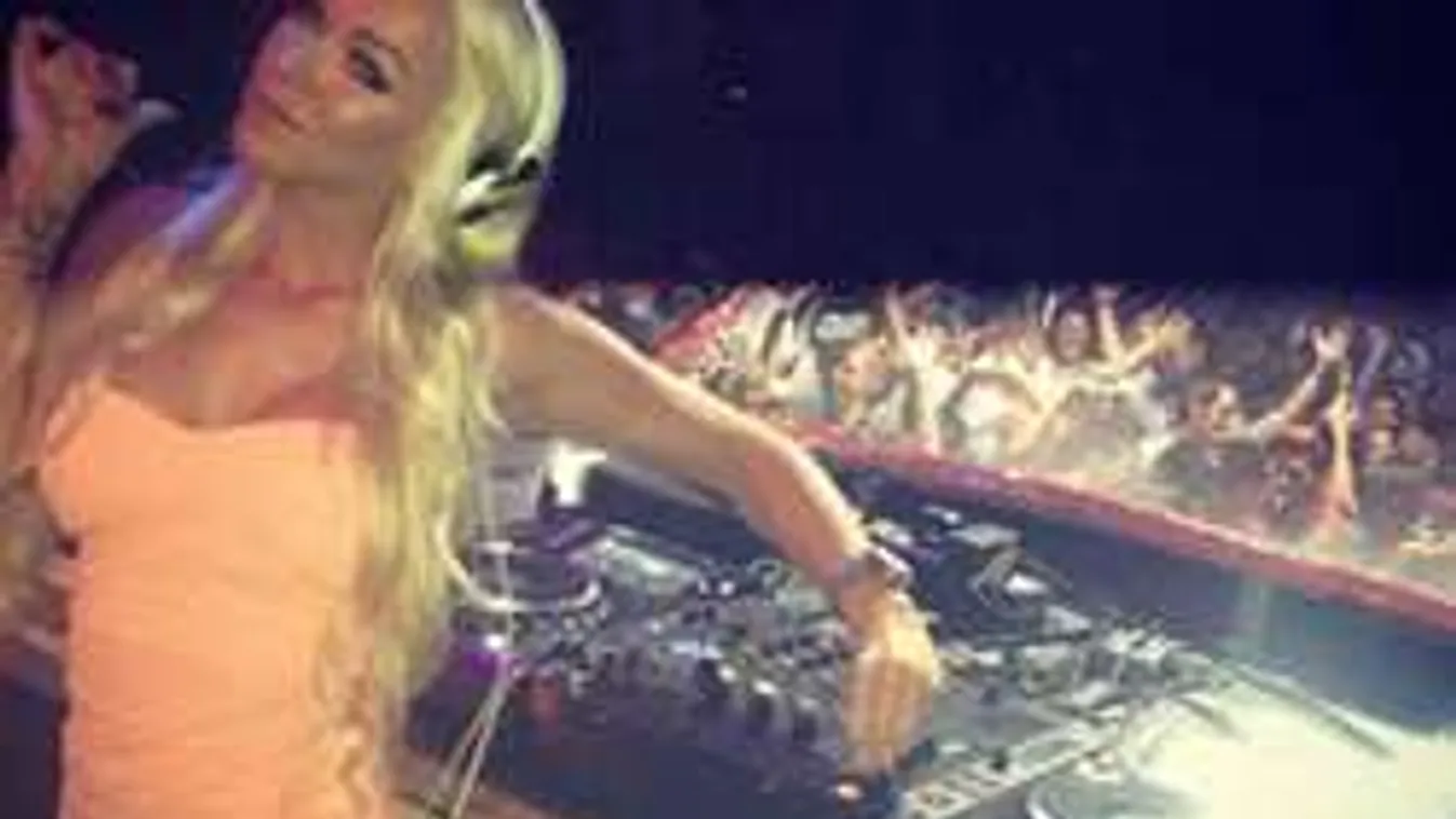 Falatnyi bugyiban mutogatta magát a szexi, magyar sztár!