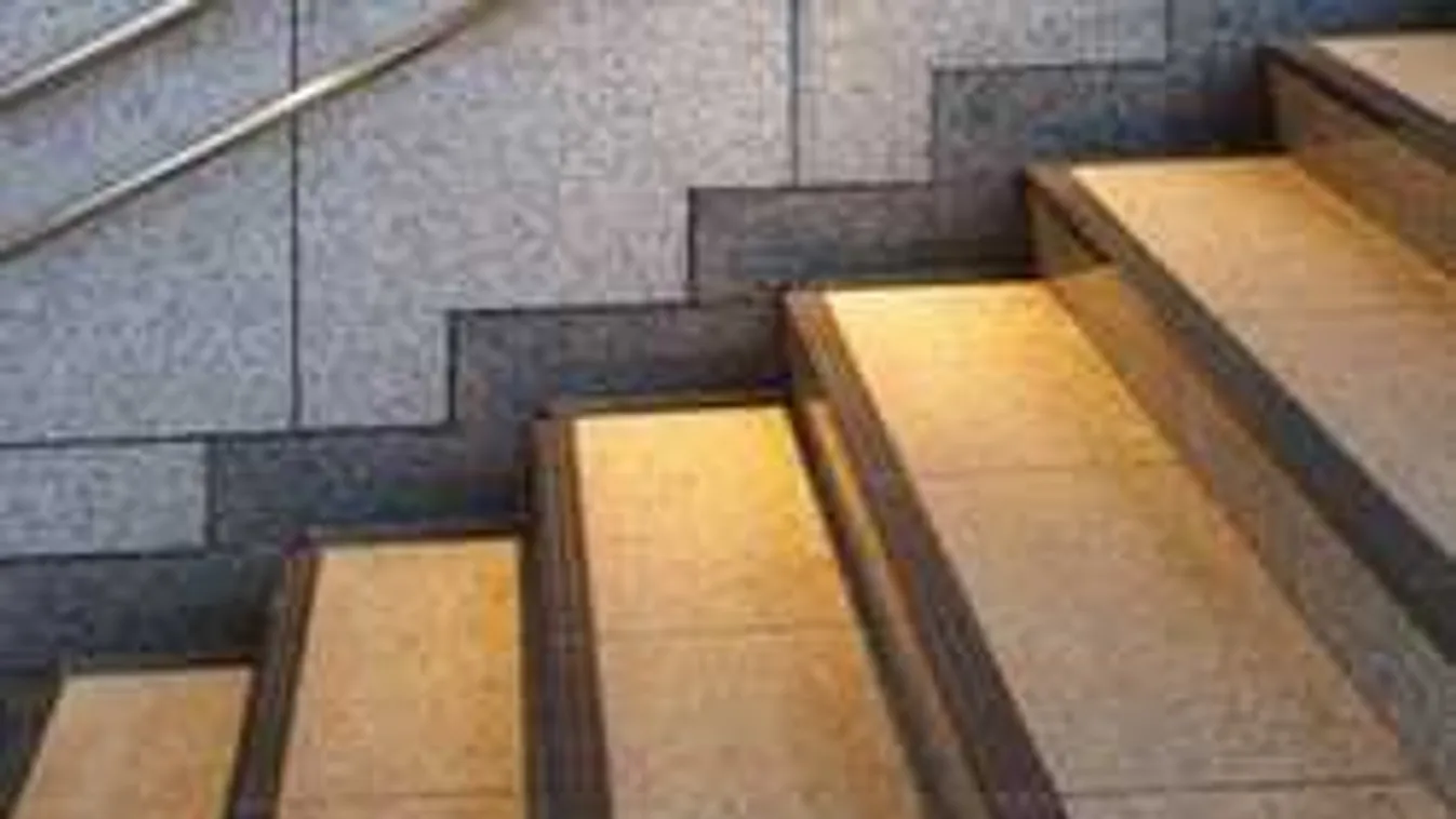 Ilyet se láttunk még, bizarr videó jött a budapesti Blaha Lujza térről