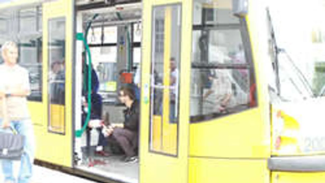 Durva fotók: Szétroncsolta a budapesti villamos az idős asszony lábát!