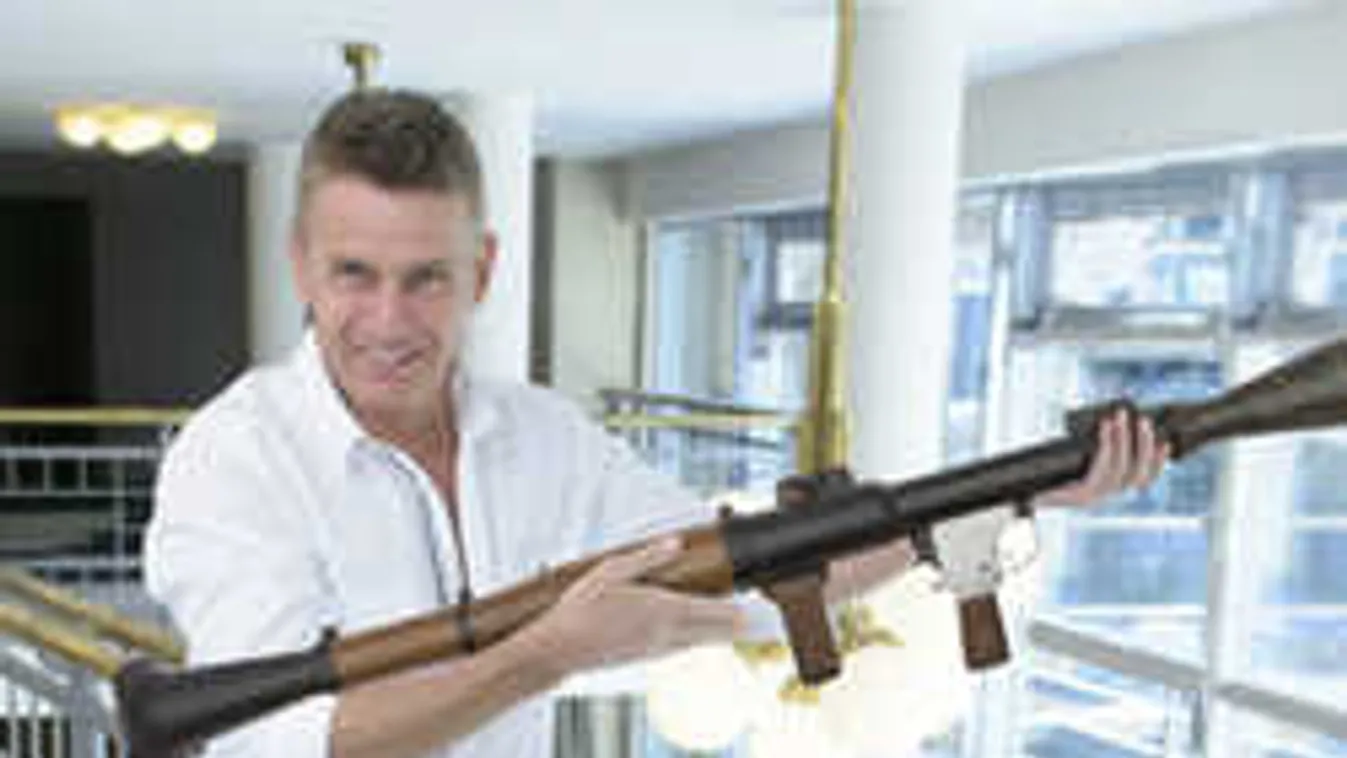 Rékasi Károly vállról indítható rakétával bombázná le az újságírókat!