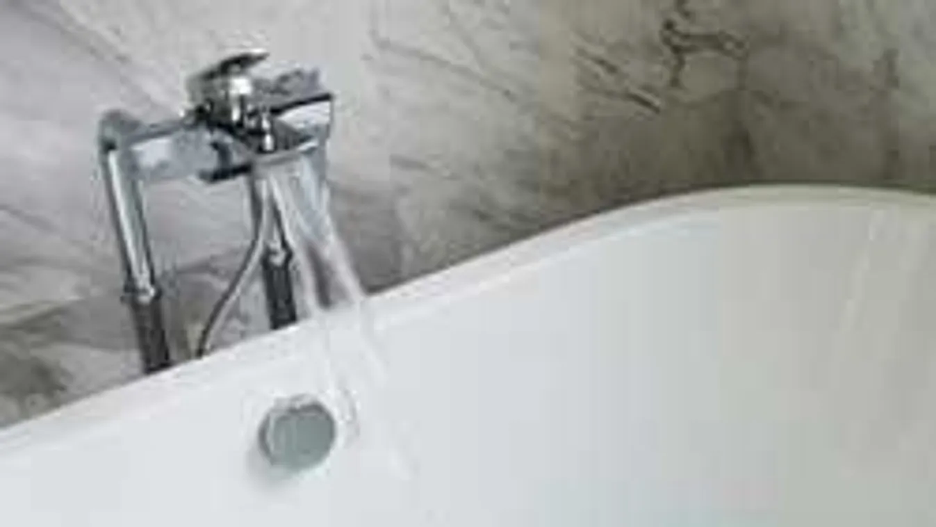 Hagyta kádba fulladni kisfiát a rendőr, mert felesége felidegesítette