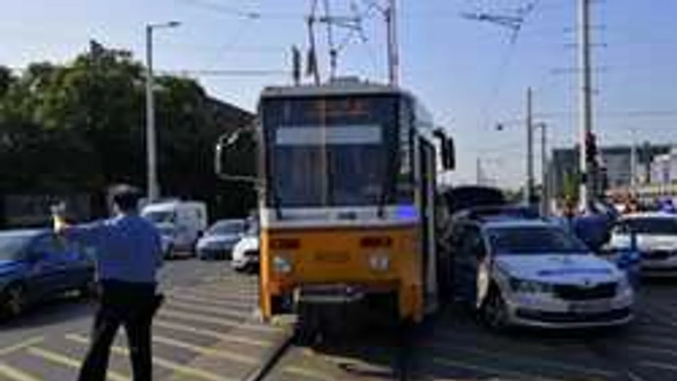 Fotók a helyszínről: rendőrautó és villamos ütközött Budapesten