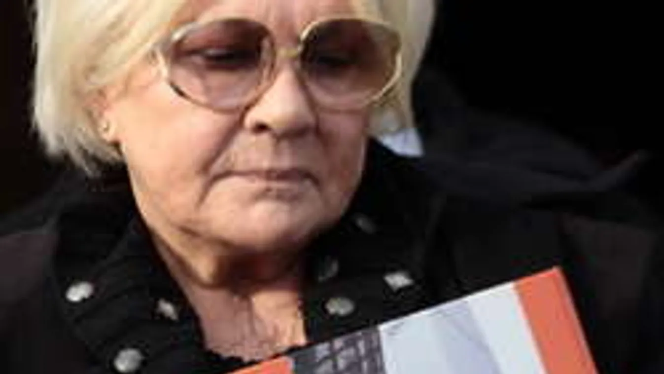 Almási Éva széttépte gyászbeszédét Psota Irén temetése előtt